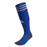 Medias de fútbol Adidas de caña alta, color azul con las tres bandas características en blanco en el puño superior. Presentan refuerzos en talón y puntera en color gris jaspeado y logo de la marca en el lateral.