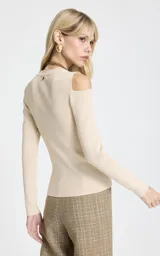 Sweater de punto fino color beige, con diseño de hombros descubiertos, cuello redondo y mangas largas ajustadas.