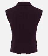 Chaleco femenino de sastrería con diseño estructurado tipo hourglass, solapa clásica, cierre frontal con dos botones y bolsillos con solapa. Cuenta con recortes que definen la cintura y forro interno.