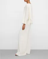 Pantalón palazzo satinado de color blanco, de corte ancho y tiro medio, con cierre de cremallera invisible en el costado.