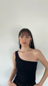 Aros colgantes con forma de flor negra y apliques de strass plateados.