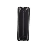Billetera tipo fichero de diseño trenzado en tono natural, con bordes y detalles en cuerina negra. Posee cierre perimetral y placa metálica frontal con el logo grabado.