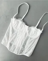 Corset blanco de encaje con tirantes finos y escote corazón, con varillas visibles para estructura.