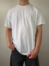 Remera básica blanca de corte regular, con cuello redondo y mangas cortas.