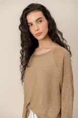 Sweater de tejido semitransparente color marrón con brillo dorado, cuello bote y mangas largas de corte holgado.