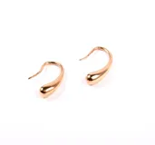 Aros colgantes dorados con forma de lágrima.