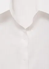 Camisa de manga corta con cuello camisero y cierre frontal de botones. Confeccionada en una mezcla de lino y algodón, presenta un diseño recto y minimalista.