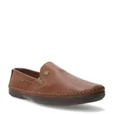 Zapatos tipo mocasín de cuero marrón con costuras artesanales visibles, inserciones elásticas laterales y suela de goma.
