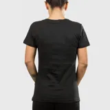 Remera negra de manga corta con cuello en V, corte ajustado al cuerpo.