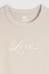 Remera de algodón Levi's en color gris claro (Chateaux Grey), con cuello redondo y mangas cortas. Presenta el logotipo icónico de la marca bordado en cursiva en el centro del pecho.