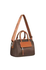 Cartera tipo morral y bandolera de color marrón con detalles en tostado. Cuenta con doble asa de mano, correa ajustable y desmontable, y un bolsillo frontal con solapa y cierre.