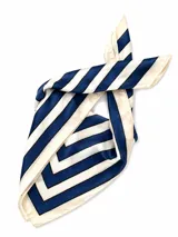 Pañuelo cuadrado de satén con diseño de rayas geométricas en azul marino y crema.