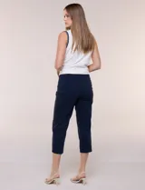 Pantalón capri blanco de estilo sastrero, tiro alto y calce ajustado, con cintura elástica ancha y bolsillos frontales funcionales.