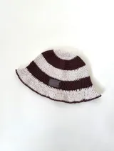 Gorro tipo bucket tejido a crochet a mano, con hilo 100% algodón, con diseño a rayas horizontales en color marrón y beige.