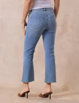 Pantalón de jean acampanado color celeste, marca Djeans. Con tres bolsillos delanteros y dos traseros.