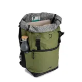 Mochila roll-up de 25 litros color negro, con cierre principal y sistema enrollable asegurado por dos hebillas. Presenta un bolsillo frontal con cierre, bolsillos laterales elásticos y compartimento interno acolchado para notebook de hasta 15 pulgadas. Incluye cinta posterior para enganche en carry on, tiras de hombros y panel trasero acolchados.