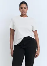 Camiseta de algodón de cuello redondo y manga corta, con corte regular y diseño recto.