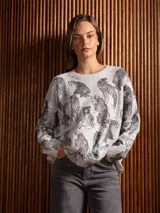 Buzo de punto gris con estampado de tigres en color negro, cuello redondo y mangas largas con puños acanalados.