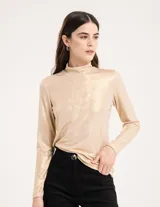 Polera dorada de cuello alto y manga larga, confeccionada en tejido elastizado con terminación metalizada.