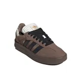 Championes Adidas Samba XLG color marrón con las tres tiras laterales en negro, cordones negros y detalles en blanco.