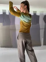 Pantalón babucha de lana color gris con textura en las piernas y elástico con broches en los tobillos.