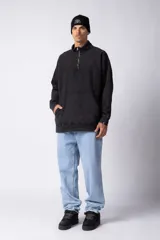 Buzo de frisa con efecto de lavado snow, corte oversize, cuello alto con medio cierre frontal y bordado al tono en el pecho. Cuenta con bolsillos laterales.