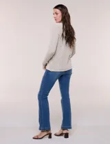 Buzo tejido de calce relajado, color beige, con escote en V y trama de punto calado con patrón de rombos. Cuenta con mangas largas de hombros caídos, ruedo y puños con acabado acanalado.