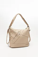 Cartera convertible en mochila, confeccionada en cuero sintético texturizado color marrón. Presenta un diseño con recortes, bolsillo frontal con cierre diagonal, herrajes metálicos plateados, asa superior y correas regulables.