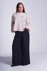 Sweater de punto color crema con estampado animal print en tonos beige. Tiene cuello redondo y mangas largas acampanadas.