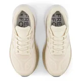 Championes New Balance More V6 color crema con logo blanco en el lateral, ideales para running.