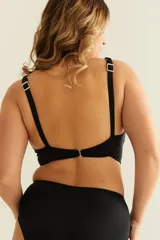 Top de bikini negro con breteles regulables, nudo en el centro del busto y broche en la espalda.