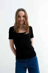 Remera blanca de manga corta confeccionada en tejido rib, con amplio cuello cuadrado y diseño ajustado.