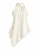 Top satinado color crudo con cuello halter y espalda abierta, de corte fluido con terminación asimétrica en pico.