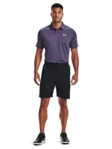 Short Under Armour de golf modelo UA Drive, color negro, de corte recto y frente plano. Confeccionado con tejido elástico con tecnología UA Storm que repele el agua, cintura elástica con agarre interno y cuatro bolsillos.
