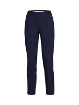 Pantalón deportivo Under Armour modelo UA Drive, de corte ajustado y diseño técnico. Confeccionado en tejido de sarga elástico con tecnología repelente al agua, cuenta con cintura elástica, cuatro bolsillos funcionales y cierre de bragueta.