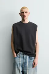 Camiseta tank negra con efecto lavado, cuello redondo y manga sisa, de corte relaxed fit.