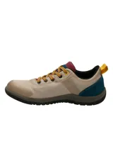 Sneaker de diseño outdoor con tecnología impermeable, capellada textil en tono beige con detalles en azul y bordó, cordones bicolores y suela de goma de doble densidad.