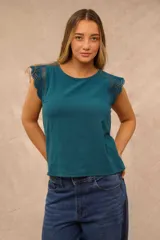 Blusa color verde oscuro con cuello redondo y mangas cortas adornadas con detalles de encaje broderie.