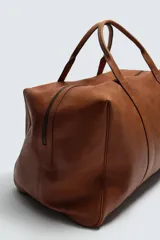 Bolso de mano extragrande confeccionado en piel de alta calidad, con compartimento principal con cierre de cremallera, bolsillo interior con cierre y bolsillo plano. Cuenta con dos asas de mano de piel.