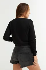 Sweatshirt gris claro de algodón, de corte clásico y manga larga.