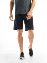 Short deportivo negro de tejido técnico respirable, con cintura elástica y diseño holgado.