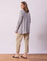 Sobrecamisa de lino y rayón a rayas verticales en tonos grises y blancos, con cuello camisero, cierre frontal con botones, mangas largas y bolsillos de parche en el delantero.
