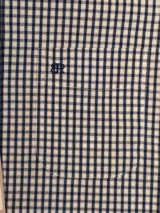 Camisa de corte clásico con estampado de cuadros en tonos rosados y celestes, con cuello abotonado, manga larga y bolsillo frontal con detalle bordado.