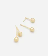 Par de aros colgantes dorados con forma de cerezas.
