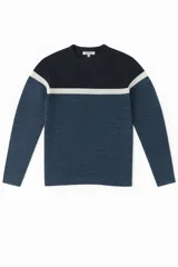 Sweater azul marino con franja horizontal blanca en el pecho, de mangas largas y cuello redondo.