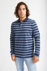 Polo de manga larga Mistral con diseño de rayas horizontales en tonos azules, cuello clásico y cierre frontal con botones.