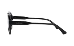 Lentes de sol negros de estilo aviador con montura gruesa de acetato y lentes grises.