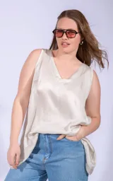 Top color beige de satén, con escote en V y sin mangas.