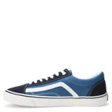 Championes urbanos de corte bajo marca Push, confeccionados en lona y gamuza color bordó con detalles en blanco. Presentan cordones blancos y suela de goma blanca con línea decorativa negra.