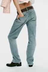 Jeans de tiro bajo y corte slim, color celeste con efecto lavado, con trabillas, cinco bolsillos y cierre frontal con cremallera y botón metálico.